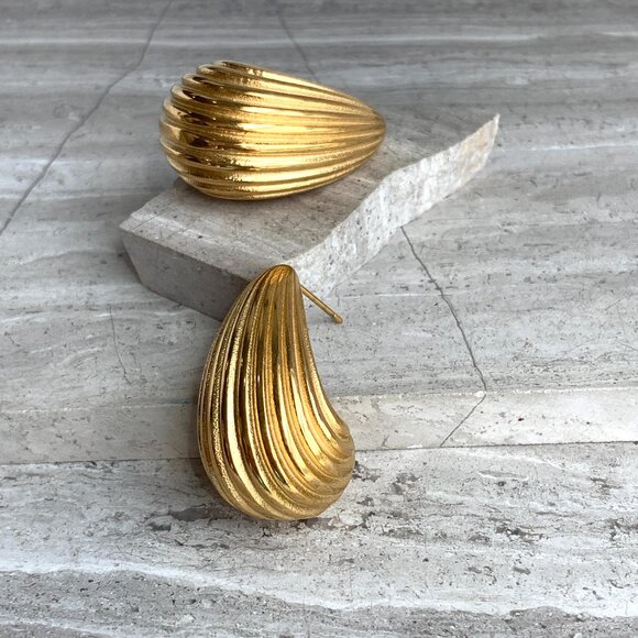 NEW ~ Anthropologie Amber Sceats Ribbed Hoop Gold Earrings - Picture 6 of 13